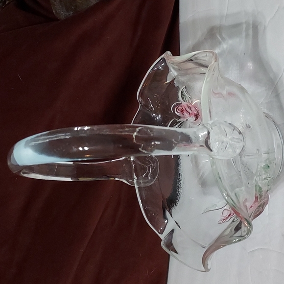 L.E.Smith Glass Basket with Pink Roses and Green leaves. Stamped S.9 inches Hx6W - Picture 4 of 12